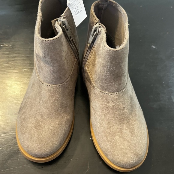 Girls  size 10 suede ankle booties with side zip - Picture 1 of 4